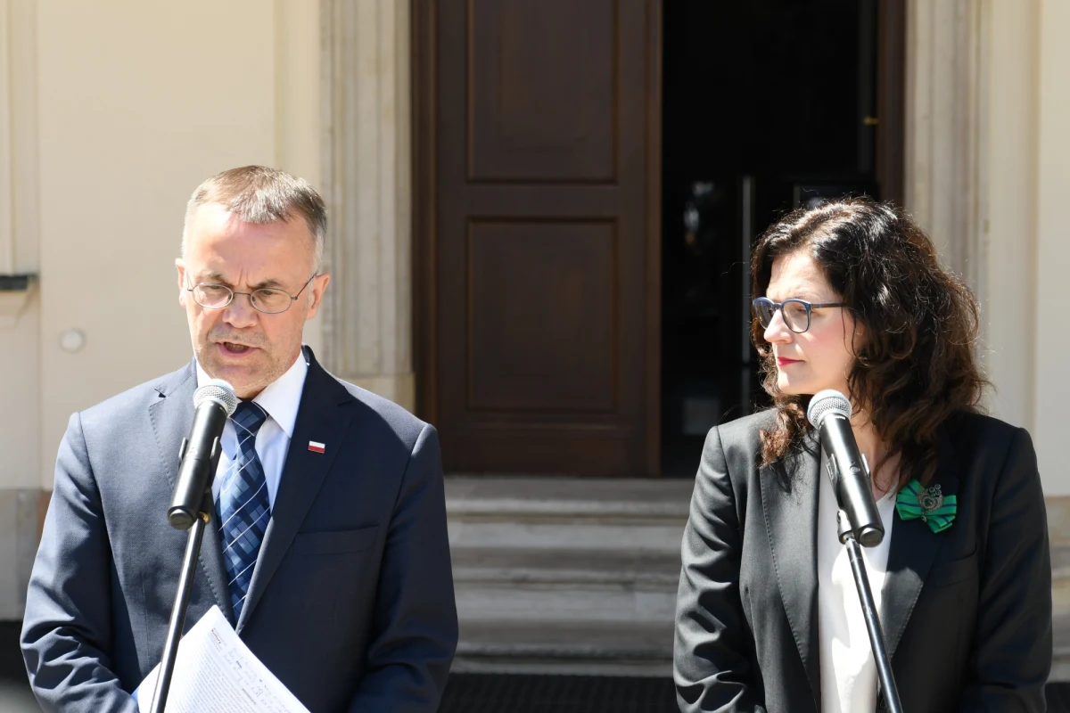 Ministerstwo Kultury i Dziedzictwa Narodowego zaproponowało, by przedstawiciele miasta Gdańsk weszli do komitetu honorowego budowy Muzeum Westerplatte. Poinformował w Warszawie wiceszef MKiDN Jarosław Sellin po spotkaniu z prezydent Gdańska Aleksandrą Dulkiewicz. Miasto zaproponowało, że część terenów Gdańska może być wniesione do powstającej placówki. Sporna pozostaje kwestia specustawy.
