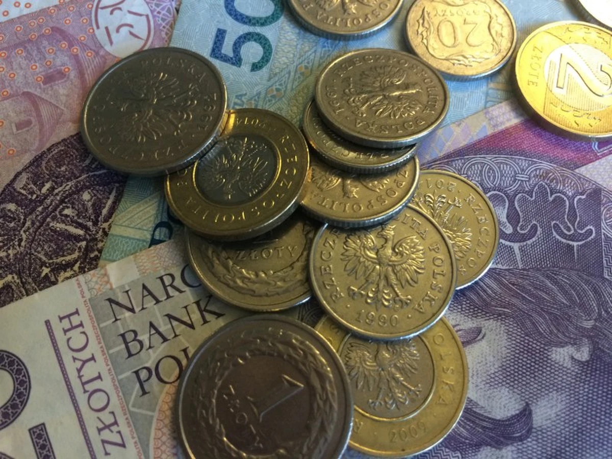 Od 1 sierpnia młodzi ludzie będą płacili niższe podatki od swoich pensji. Rząd przyjął dziś projekt ustawy o zniesieniu pierwszej stawki podatkowej dla osób do 26. roku życia. Teraz projekt trafi do parlamentu. 