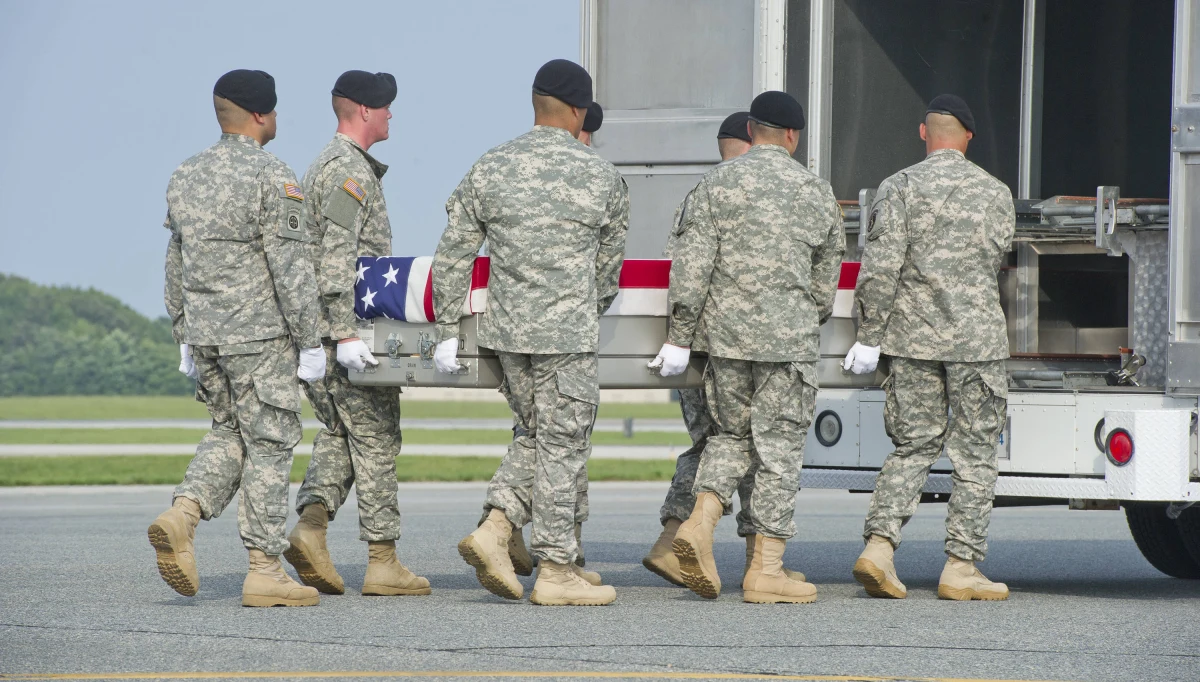 ​Zamiast Fort Trump - Fort Michael Ollis? Pomysł rzucony przez korespondenta RMF FM w Waszyngtonie Pawła Żuchowskiego zyskuje poparcie. Demokratyczny kongresmen chce, by amerykańska baza militarna w Polsce nosiła imię Amerykanina, który swoim ciałem zasłonił polskiego porucznika, przypłacając to życiem.