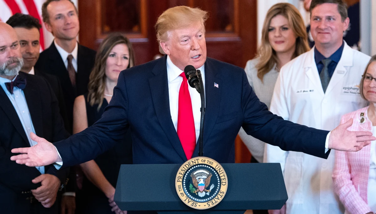 Każdy atak ze strony Iranu na cokolwiek amerykańskiego spotka się z wielką i miażdżącą siłą - napisał prezydent USA Donald Trump. Wcześniej tego dnia przywódca Iranu Hasan Rowhani ocenił, że nowe sankcje USA wymierzone w Teheran są "oburzające i idiotyczne". 