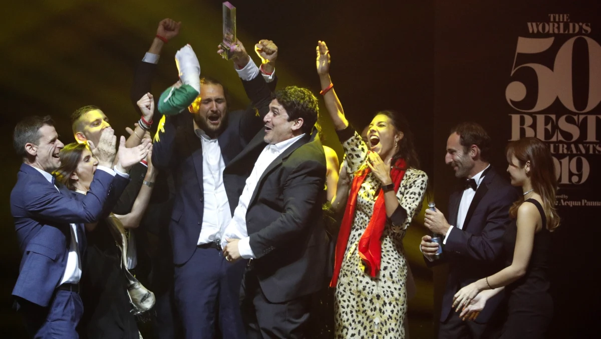 Francuska restauracja "Mirazur" z Menton na Lazurowym Wybrzeżu została uznana we wtorek podczas gali w Singapurze za najlepszą na świecie przez brytyjskie pismo branżowe "Restaurant". "Mirazur" prowadzi argentyński szef kuchni Mauro Colagreco.