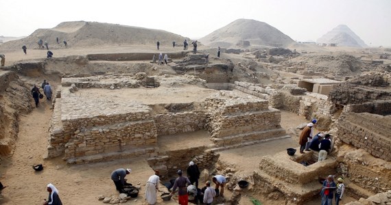 Kilkadziesiąt mumii sprzed ok. 2 tys. lat odkryli polscy archeolodzy w czasie wykopalisk w sąsiedztwie najstarszej piramidy świata na nekropolii w Sakkarze w północnym Egipcie. Najwięcej mumii złożono bezpośrednio w piasku - poinformowali naukowcy.