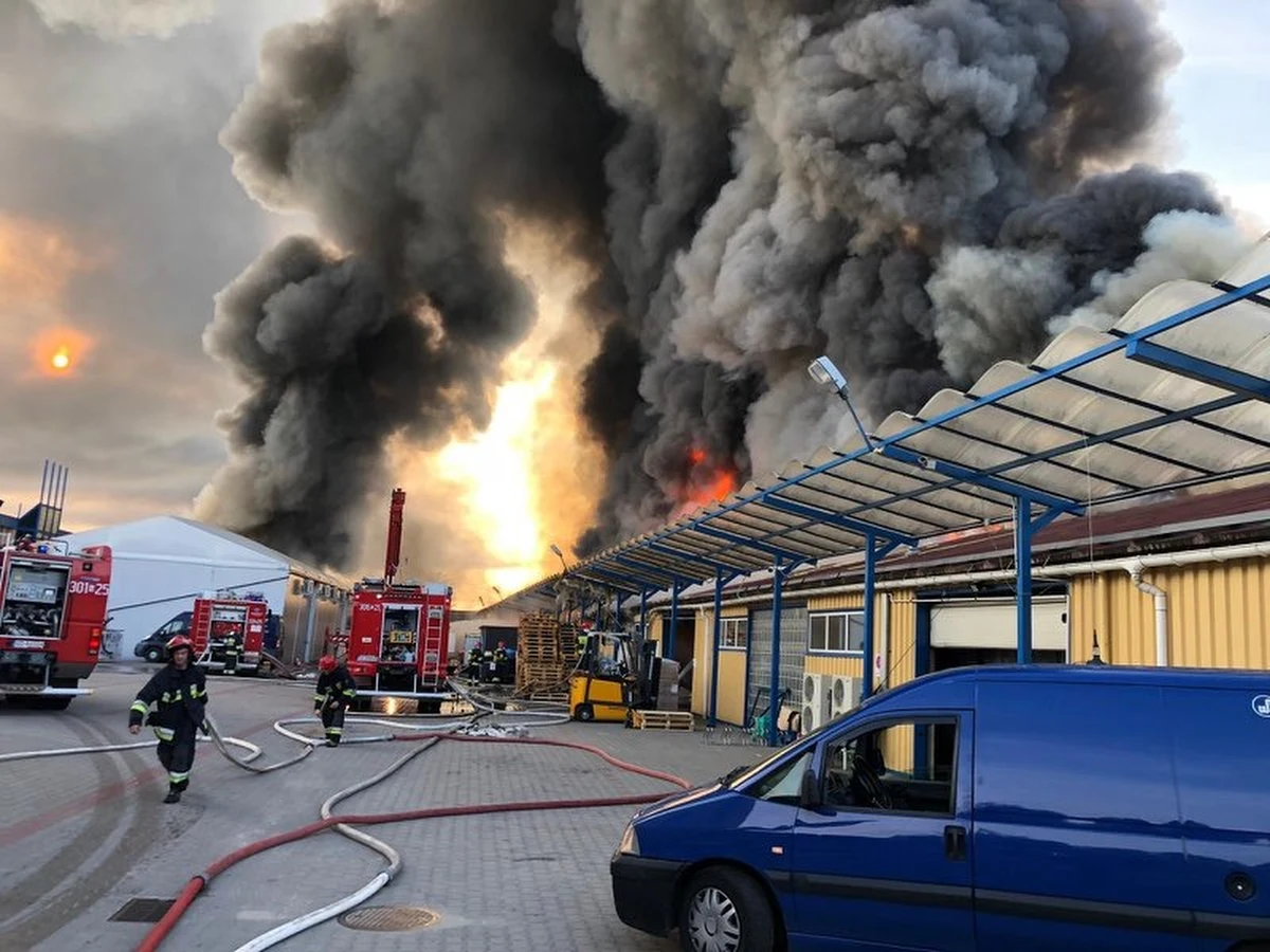 Duży pożar hali w Gdańsku-Orunii. Informację z Gorącej Linii RMF FM potwierdziła nam straż pożarna.