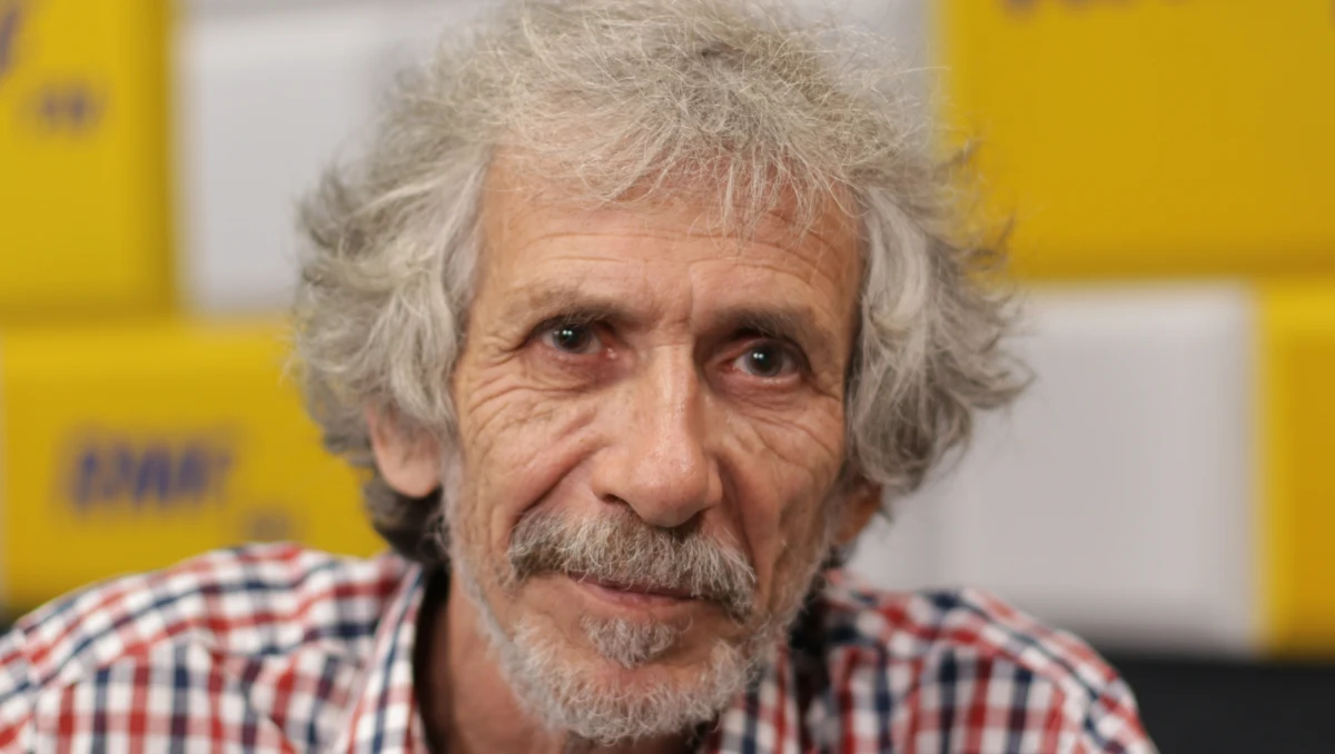 "Pochyliłem głowę przed Ingą Zasowską z wielkim, wielkim szacunkiem i bardzo jej podziękowałem" - mówił gość Rozmowy w samo południe w RMF FM Marek Kossakowski. Lider partii Zieloni podkreślał, że "oburzył go hejt" wobec 13-latki, która w ubiegły piątek rozpoczęła przed Sejmem wakacyjny strajk klimatyczny. "Jest to absolutnie obrzydliwe i wyrażam wielką solidarność z Ingą i jej mamą, która stała się przedmiotem hejtu. To jest straszliwe - wyrzucanie 13-latce, że nie potrafi bon motami rzucać w sytuacjach publicznych, albo że ma warkoczyki?" - mówił. Jak ocenił, młodzieżowe protesty ws. klimatu są "super". "To jest cudowne i bardzo dziękuję, że (młodzi ludzie - red.) wywierają nacisk na polityków" - dodał. 