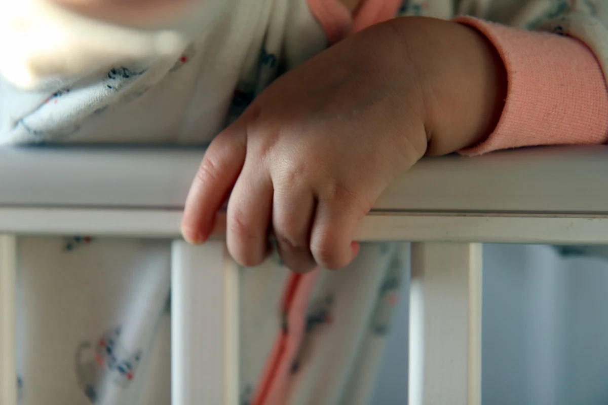 Policjanci z Łodzi w nagrzanej przyczepie kempingowej zauważyli około 2-letnią dziewczynkę. Była brudna, naga i zapłakana. "Bawiła się własnymi odchodami " - informują funkcjonariusze. Jej matka spała pijana.