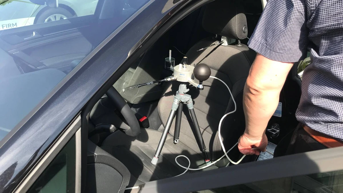 Jak szybko rośnie temperatura we wnętrzu samochodu? Jaką wartość maksymalnie osiągnie? Kiedy pojawiają się warunki groźne dla zdrowia człowieka? Na te pytania starali się odpowiedzieć studenci Wydziału Inżynierii Środowiska Politechniki Wrocławskiej, którzy zostawili na słońcu cztery samochody i zmierzyli temperaturę w środku.