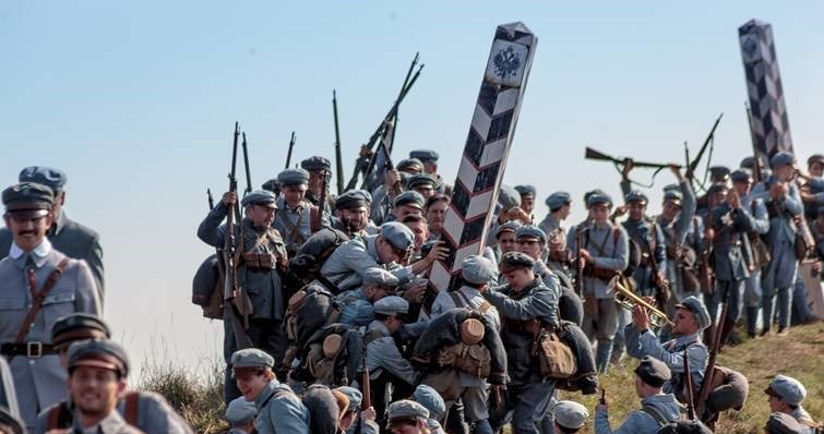 Już jesienią na ekrany polskich kin wejdzie epickie widowisko historyczne, jakiego w polskim kinie dawno nie było! „Legiony” to opowieść o legendarnej formacji wojskowej, która dała początek niepodległej Polsce. Spektakularne sceny batalistyczne, miłość w nieludzkich czasach, braterstwo i wielkie bohaterstwo – przedsmak tych emocji już dziś można poczuć w zwiastunie filmu.