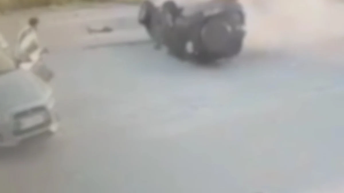 Policjanci z Piaseczna publikują film z wypadku drogowego, do którego doszło w miejscowości Henryków-Urocze. Jak informują funkcjonariusze, kierowca seata nie ustąpił pierwszeństwa i uderzył w bok toyoty, która przekoziołkowała na parking przed sklepem. Tam z kolei auto uderzyło w stojące mitsubishi. Do samochodu właśnie wsiadały dwie osoby...