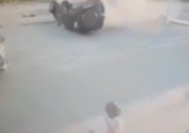 ​Koziołkujące auto uderza w zaparkowany samochód. Dramatyczne nagranie