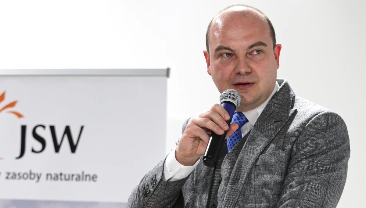 ​Były prezes Jastrzębskiej Spółki Węglowej Daniel Ozon zrezygnował z ubiegania się o ponowny wybór na to stanowisko. Chociaż złożył papiery w konkursie na nowego prezesa, to nie przyszedł na rozmowę kwalifikacyjną - ustalili dziennikarze RMF FM. Tym samym, z mocy regulaminu konkursu, wykluczył się z postępowania.