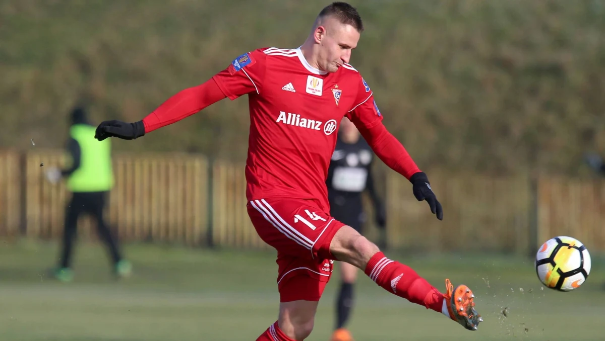 Górnik Zabrze przygotowuje się do sezonu piłkarskiej ekstraklasy. Od niedawna z zespołem trenuje obrońca Michał Koj, który do pełnej dyspozycji wraca po poważnej operacji.  W kwietniu urodzony w Rudzie Śląskiej zawodnik przeszedł operację jelita. Jak sam przyznaje – zagrożone było jego życie. O powrocie do normalnych treningów i o poważnych kontuzjach z obrońcą Górnika Zabrze Michałem Kojem rozmawiał - Wojciech Marczyk z redakcji sportowej RMF FM. 