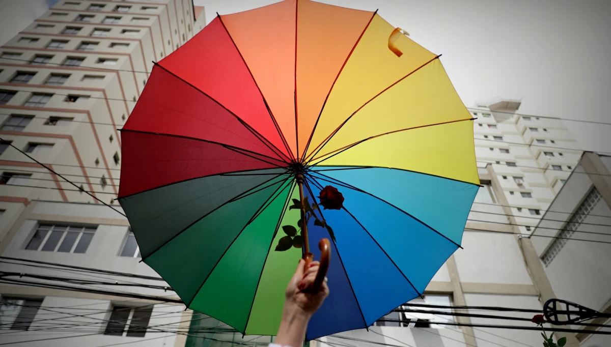 W tak gorące dni, przy tak rekordowej temperaturze jak dziś, nie wypada pisać o globalnym ociepleniu. Choćby dlatego, że sam temat jest gorący, towarzyszące mu spory jeszcze bardziej. Ochłody to więc nie przyniesie. Nie wypada też pisać o najnowszych działaniach Rzecznika Praw Obywatelskich w sprawie pewnego podejrzanego o morderstwo. Bo to też sprawa sporna, a opinie na ten temat formułują ostatnio same najgorętsze głowy. Ryzykowne byłoby też komentowanie decyzji Trybunału Konstytucyjnego w sprawie drukarza z Łodzi, bo przecież od razu awantura gotowa. No to może o urlopach? Lepiej nie, bo ktoś znowu coś wspomni o 500+ i plażach. Don't even get me started...