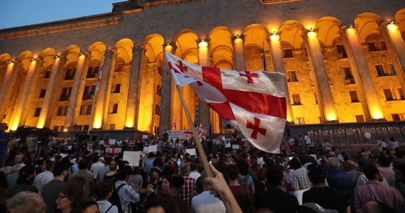 Gruziński parlament zagłosował za pozbawieniem immunitetu polityka opozycji Niki Melii i zgodził się na jego zatrzymanie. Prokuratura oskarża go o to, że podczas akcji protestu w Tbilisi 20-21 czerwca zorganizował grupowe akty przemocy i brał w nich udział.