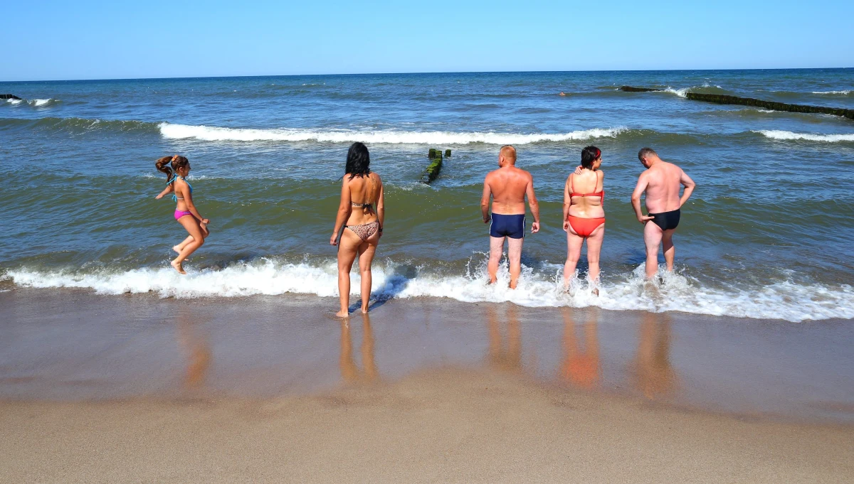 Wakacje to okres, w którym najczęściej wyjeżdżamy wypoczywać nad wodą. Pamiętajmy jednak, by był to wypoczynek odpowiedzialny - nad wodą liczy się nasza wzmożona uwaga, ostrożność i przezorność.