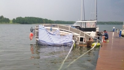 Wichura na jeziorze Mamry. Przewróciły się łódki