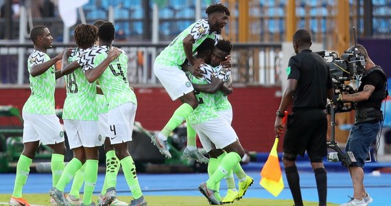Piłkarze Nigerii pokonali Gwineę 1:0 w meczu grupy B rozgrywanego w Egipcie Pucharu Narodów Afryki i jako pierwsi zapewnili sobie awans do 1/8 finału. W spotkaniu grupy A Uganda zremisowała z Zimbabwe 1:1.