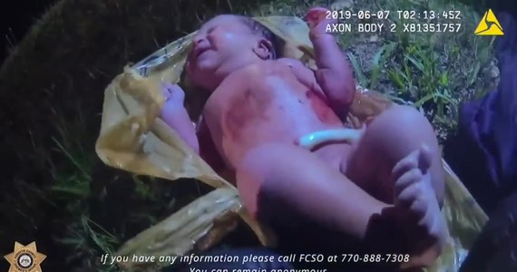 Policja w stanie Georgia w USA upubliczniła dramatyczne nagranie z nocnej akcji, podczas której funkcjonariusze znaleźli płaczące niemowlę, zawinięte w plastikową torbę. Dziewczynka została porzucona w lesie kilka godzin po urodzeniu.