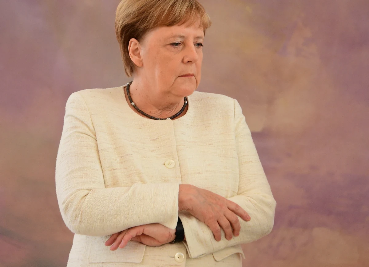 Angela Merkel trzęsła się podczas zaprzysiężenia nowej minister sprawiedliwości Christine Lambrecht. To już druga taka niedyspozycja Merkel w ostatnich dniach. 18 czerwca kanclerz Niemiec nie mogła opanować drżenia ciała podczas spotkania z prezydentem Ukrainy Wołodymyrem Zełenskim. Tłumaczyła wtedy, że powodem było odwodnienie. 