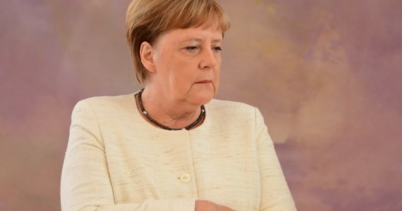 Angela Merkel trzęsła się podczas zaprzysiężenia nowej minister sprawiedliwości Christine Lambrecht. To już druga taka niedyspozycja Merkel w ostatnich dniach. 18 czerwca kanclerz Niemiec nie mogła opanować drżenia ciała podczas spotkania z prezydentem Ukrainy Wołodymyrem Zełenskim. Tłumaczyła wtedy, że powodem było odwodnienie. 