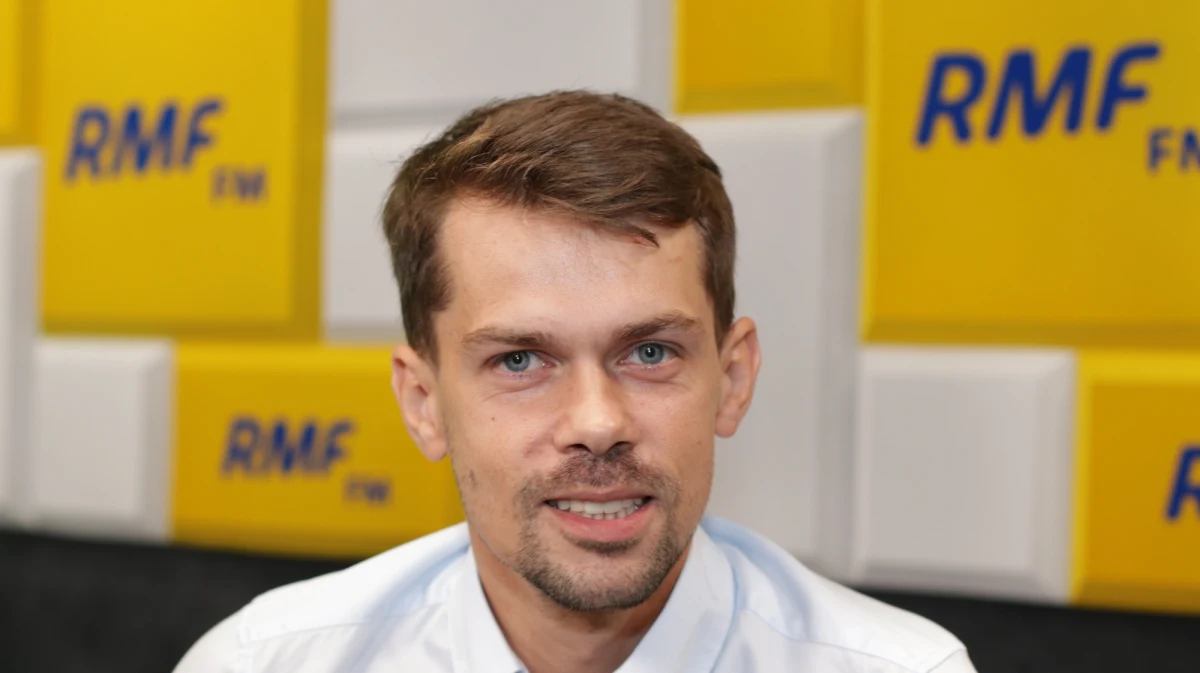 „Tworzenie partii idzie bardzo dobrze. Bardzo duża energia w ludziach w całym kraju. Bardzo duża chęć zmian, które muszą przyjść w polskiej polityce, chęć przewietrzenia salonów politycznych, które już śmierdzą stęchlizną (…). Już dzisiaj można powiedzieć, że ten ruch jest wzburzony w całym kraju” – powiedział w Rozmowie w samo południe w RMF FM Michał Kołodziejczak.