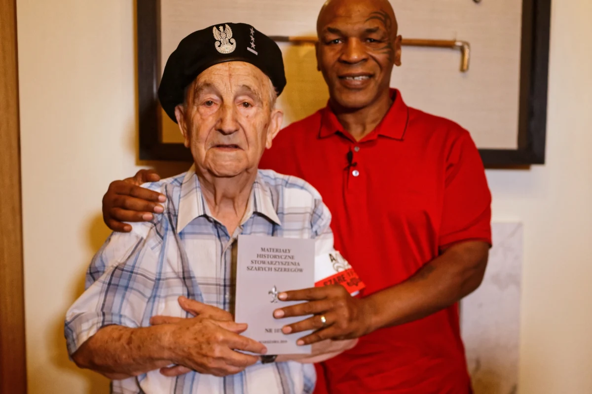 Legendarny bokser Mike Tyson spotkał się w Warszawie z powstańcem warszawskim Bolesławem Wojewódzkim "Tarzanem", który był łącznikiem w pułku "Baszta". Tyson powiedział później, że spotkanie było dla niego dużym przeżyciem, bo rozmawiał z bohaterem.