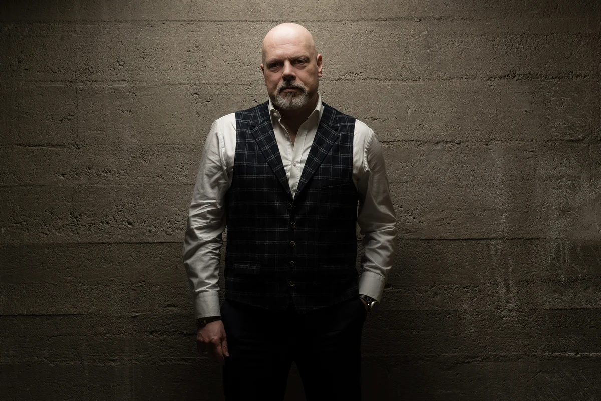 W czasach wszechobecnego chaosu propaguje zasady logiki. Od wiecznie rozproszonych wymaga skupienia. Od roztrzepanych – kojarzenia faktów i odkrywania związków przyczynowo-skutkowych. Zaprasza do udziału w grze, która nie jest (a przynajmniej nie musi być) tylko sposobem na relaks i oderwanie się od codzienności. 