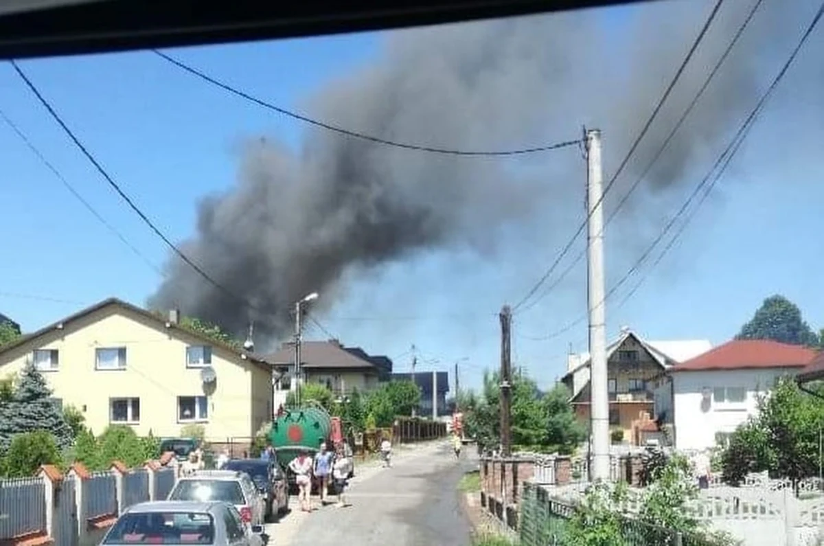 Strażacy opanowali pożar składowiska opon i warsztatu samochodowego w Kwaśniowie Górnym koło Olkusza w Małopolsce. Jedna osoba została przewieziona do szpitala z powodu zatrucia dymem. Policja wyprowadziła 40 osób z pobliskich domów.