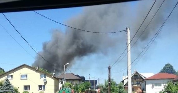 Strażacy opanowali pożar składowiska opon i warsztatu samochodowego w Kwaśniowie Górnym koło Olkusza w Małopolsce. Jedna osoba została przewieziona do szpitala z powodu zatrucia dymem. Policja wyprowadziła 40 osób z pobliskich domów.