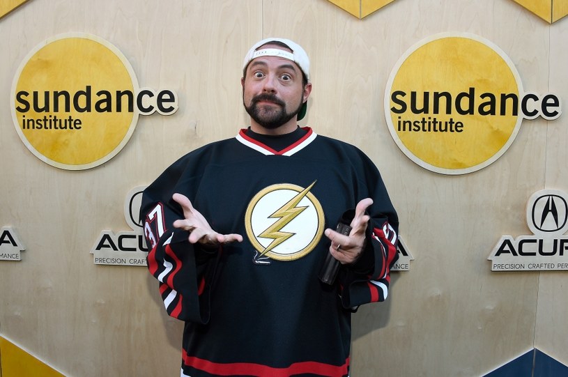 Kevin Smith był jedną z nadziei amerykańskiego kina niezależnego lat 90-tych. Jednak reżyser od ponad dekady nie zrealizował udanego filmu. Jego ostatnie dzieło, Yoga Hosers", zostało zniszczone przez krytykę i zlekceważone przez widzów. Niektórzy pytają o powód spadku jego artystycznej formy. Smith ma dla nich prostą odpowiedź.