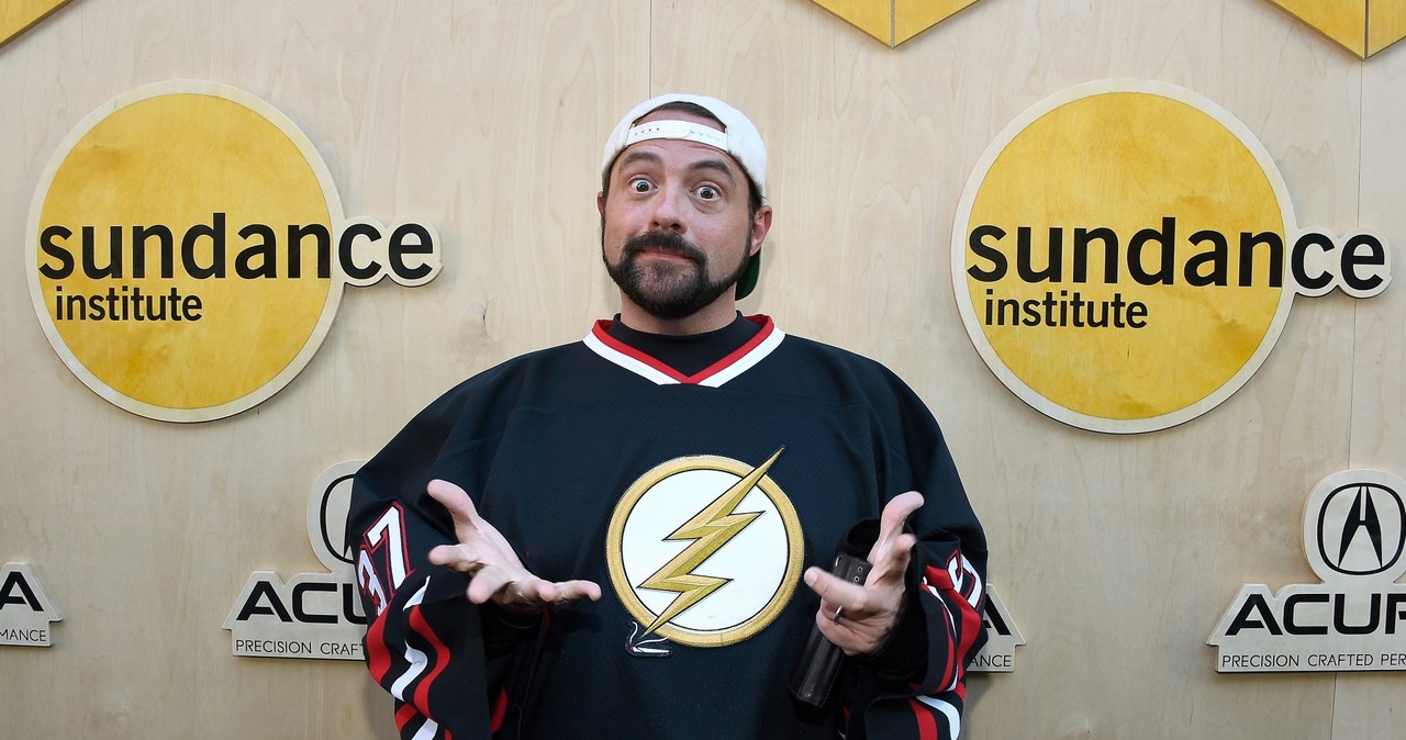 Kevin Smith był jedną z nadziei amerykańskiego kina niezależnego lat 90-tych. Jednak reżyser od ponad dekady nie zrealizował udanego filmu. Jego ostatnie dzieło, Yoga Hosers", zostało zniszczone przez krytykę i zlekceważone przez widzów. Niektórzy pytają o powód spadku jego artystycznej formy. Smith ma dla nich prostą odpowiedź.