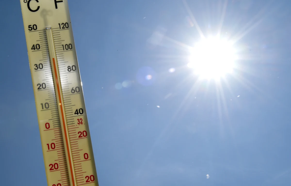 ​Upał był najbardziej prawdopodobną przyczyną śmierci dwóch mężczyzn - informują włoskie media. Tego dnia temperatura przekracza 40 stopni Celsjusza. Ciało jednego z mężczyzn znaleziono niedaleko dworca w Mediolanie, a drugiego na polu w regionie Marche.