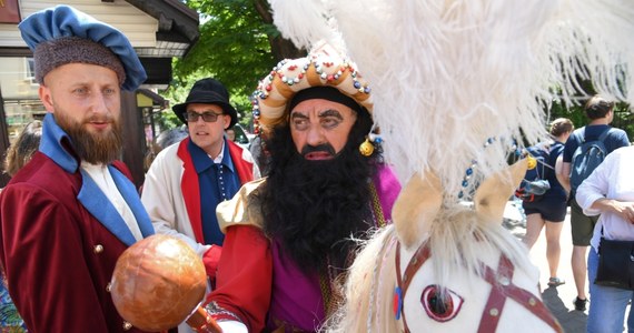 Lajkonik maszeruje dziś ulicami Krakowa. Towarzyszą mu włóczkowie - dawni żeglarze wiślańscy, a także hałaśliwa kapela, której członków zwano kiedyś mlaskotami.