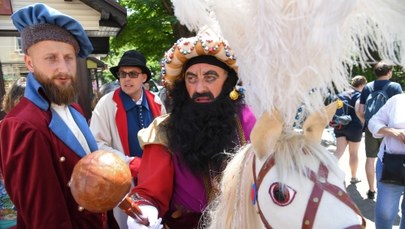 Orszak Lajkonika w Krakowie. Uderzenie jego buławy ma przynieść szczęście!