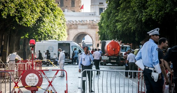 Państwo Islamskie (IS) wzięło na siebie odpowiedzialność za dwa samobójcze zamachy w stolicy Tunezji, Tunisie - poinformowała w czwartek wieczorem powiązana z tą organizacją agencja Amaq, nie podając jednak na to żadnych dowodów. W atakach zginął policjant, a osiem osób zostało rannych.