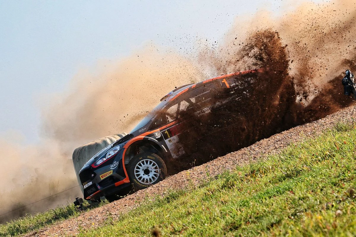 Przed nami kolejna odsłona rywalizacji w rajdowych Mistrzostwach Europy i Rajdowych Samochodowych Mistrzostwach Polski. Rusza 76. edycja Rajdu Polski. W Mikołajkach zameldowała się cała europejska i polska czołówka. Z numerem 1 w rajdzie pojedzie lider cyklu FIA ERC Łukasz Habaj. Tegoroczny Rajd Polski to 15 odcinków specjalnych.