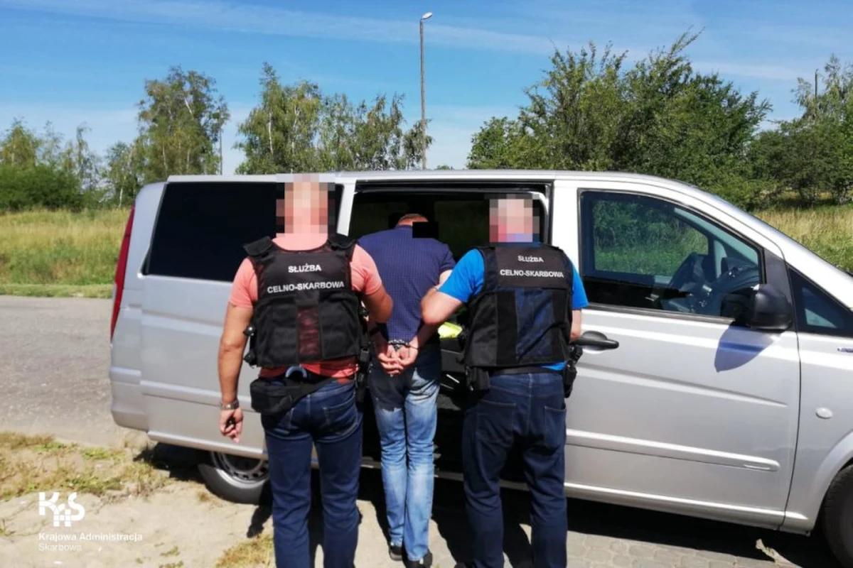 Funkcjonariusze CBŚP wspólnie z KAS zatrzymali 9 osób podejrzanych o udział w tzw. mafii paliwowej, która wprowadzała do obrotu olej smarowy jako napędowy - poinformował sierż. sztab. Paweł Żukiewicz z zespołu prasowego CBŚP. Straty skarbu państwa szacowane są na ok. 60 mln zł.