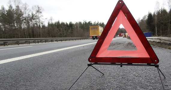 Jak formować korytarz życia dla służb ratunkowych na drodze oraz jak płynnie włączać się do ruchu metodą na tzw. suwak - te zapisy mają się znaleźć w przygotowywanym przez Ministerstwo Infrastruktury nowym kodeksie drogowym.