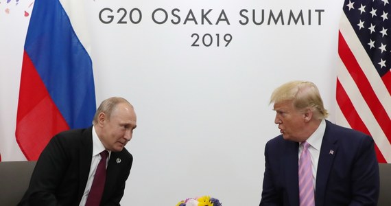 Godzina i dwadzieścia minut - tyle trwało spotkanie dwustronne prezydenta USA Donalda Trumpa i prezydenta Rosji Władimira Putina w kuluarach szczytu przywódców grupy G20 w japońskiej Osace. Jeszcze przed spotkaniem amerykański prezydent poprosił Putina o to, by ten "nie wtrącał się" w wybory w USA.