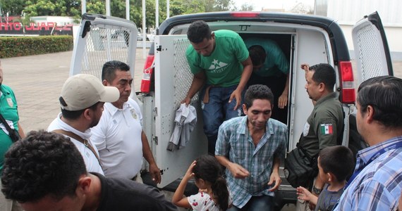 ​Meksykańskie siły bezpieczeństwa uwolniły 134 nielegalnych migrantów. Byli zamknięci w przyczepie porzuconej na poboczu autostrady w prowincji Veracruz na południowym wschodzie Meksyku, poinformowały w nocy z czwartku na piątku władze tego kraju.