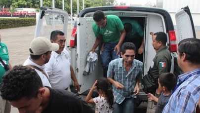 Migranci porzuceni w przyczepie na autostradzie w Meksyku 