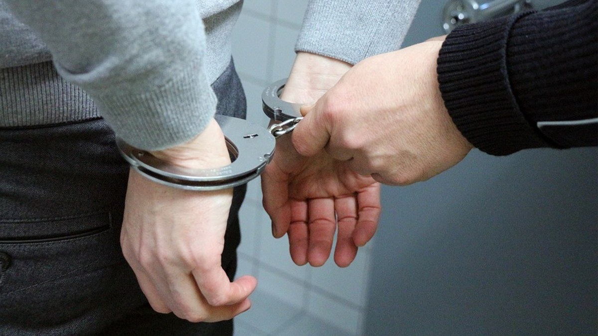 Będzie wniosek o uchylenie immunitetu prokurator z Wrocławia - dowiedział się reporter RF FM. Chodzi o śledztwo, w którym w środę zatrzymano cztery osoby podejrzane o skorumpowanie pani prokurator. To były senator, jego syn oraz dwoje adwokatów. 
