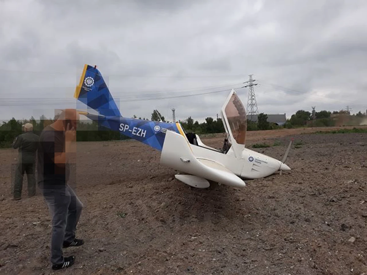 Awaryjne lądowanie małego samolotu szkoleniowego na nieużytkach przy drogowej trasie średnicowej w Świętochłowicach na Śląsku.