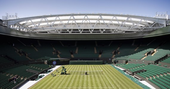 W Londynie odbyło się losowanie przed startującym w poniedziałek turniejem głównym wielkoszlemowego Wimbledonu. Tenisiści poznali rywali oraz turniejową drabinkę. Hubert Hurkacz i Kamil Majchrzak trafili w pierwszej rundzie na wyżej notowanych tenisistów - Serba Dusana Lajovica i Hiszpana Fernando Verdasco. Magda Linette i Iga Świątek zagrają - odpowiednio - z Rosjanką Anną Kalinską i Szwajcarką Viktoriją Golubic.