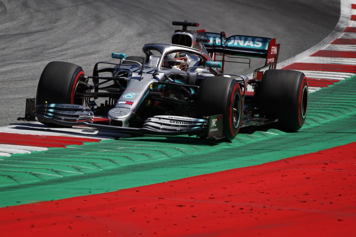 ​Ostatnie, 20 miejsce zajął Robert Kubica (Williams), na pierwszym treningu przed niedzielnym wyścigiem Formuły 1 o Grand Prix Austrii. Najszybszy był broniący tytułu mistrza świata Brytyjczyk Lewis Hamilton (Mercedes). Lider klasyfikacji generalnej uzyskał czas 1.04,838 i wyprzedził o 0,144 Niemca Sebastiana Vettela (Ferrari) i o 0,161 swojego kolegę z zespołu Fina Valtteriego Bottasa.