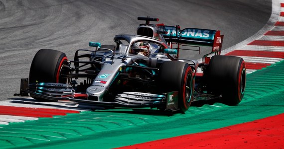 ​Ostatnie, 20 miejsce zajął Robert Kubica (Williams), na pierwszym treningu przed niedzielnym wyścigiem Formuły 1 o Grand Prix Austrii. Najszybszy był broniący tytułu mistrza świata Brytyjczyk Lewis Hamilton (Mercedes). Lider klasyfikacji generalnej uzyskał czas 1.04,838 i wyprzedził o 0,144 Niemca Sebastiana Vettela (Ferrari) i o 0,161 swojego kolegę z zespołu Fina Valtteriego Bottasa.