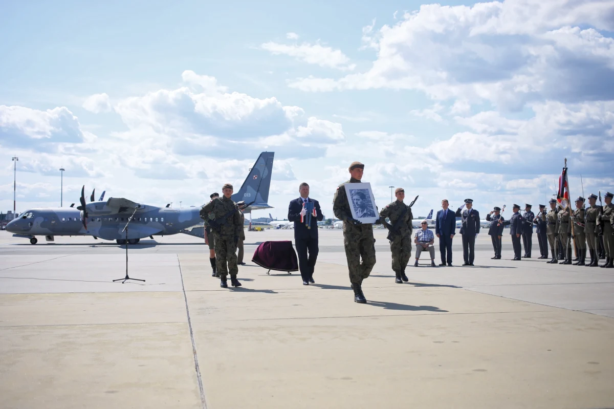 Wybitny polski żołnierz, legendarny dowódca AK i wzór do naśladowania - to tylko niektóre określenia, którymi przywitano w Warszawie urnę z prochami kpt. Ryszarda Białousa - dowódcę Batalionu "Zośka". Zmarły w Argentynie przed 27 laty kapitan chciał być pochowany w Polsce.