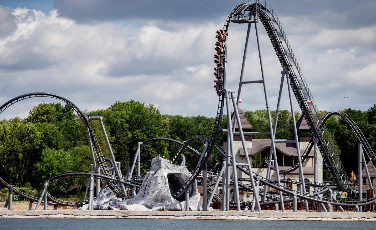Prokuratura i policja wyjaśniają sprawę wypadku w wesołym miasteczku w Chorzowie. Dwie ranne osoby trafiły do szpitala.