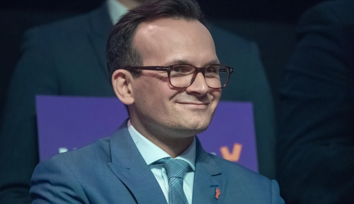 Marcin Anaszewicz zrezygnował z funkcji wiceprezesa zarządu Wiosny - poinformował sekretarz generalny partii Krzysztof Gawkowski. Jak zaznaczył, Anaszewicz pozostanie w partii.