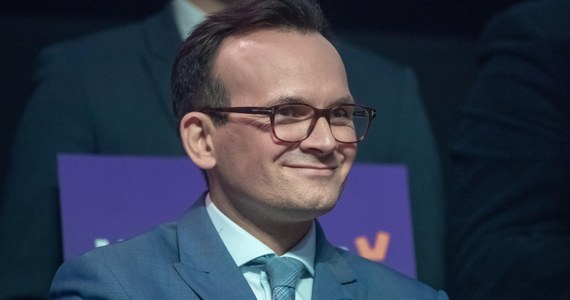 Marcin Anaszewicz zrezygnował z funkcji wiceprezesa zarządu Wiosny - poinformował sekretarz generalny partii Krzysztof Gawkowski. Jak zaznaczył, Anaszewicz pozostanie w partii.