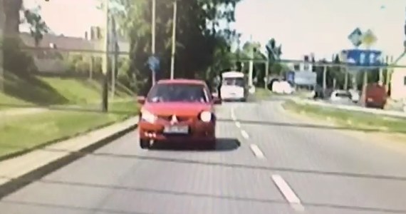 Policjantom podczas służby zdarzają się takie chwile, kiedy przymykają oko na przekroczoną prędkość. Tak było w Bielsku-Białej, gdzie radiowóz eskortował samochód z rodzącą kobietą i ojcem do szpitala.